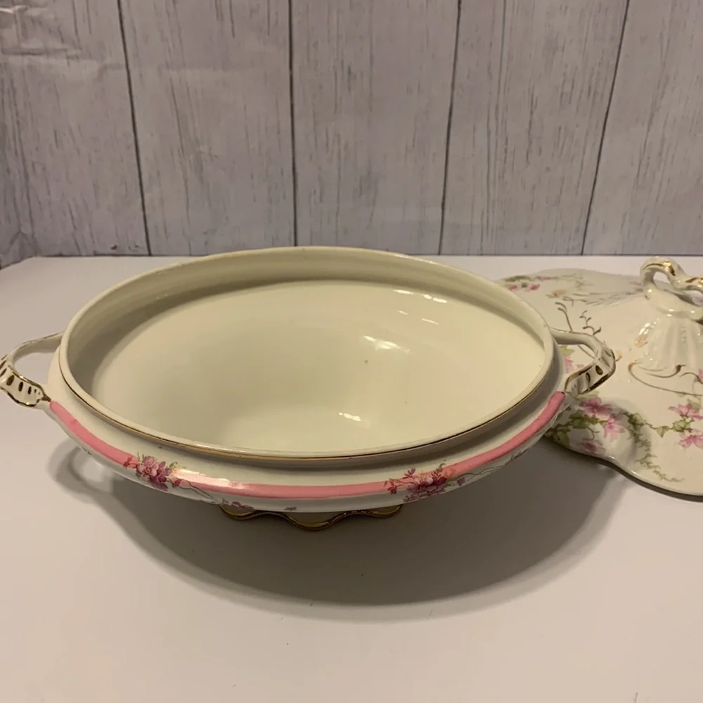 Covered serving dish. - Picture 3 of 15